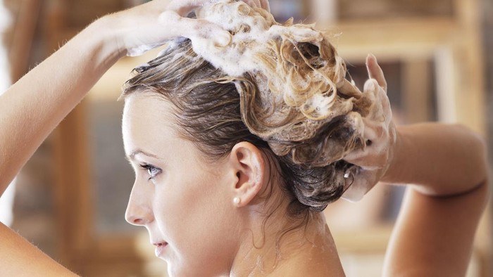 Keramas Bisa Menghambat Menstruasi, Mitos atau Fakta?