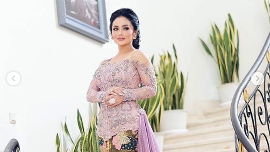 Krisadayanti memakai kebaya Anne Avantie