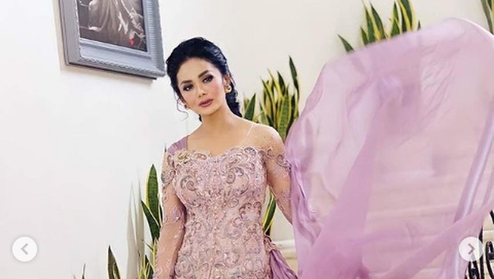 Krisadayanti memakai kebaya Anne Avantie