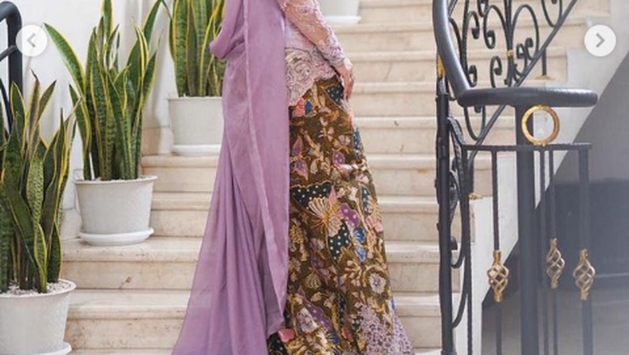 Krisadayanti memakai kebaya Anne Avantie