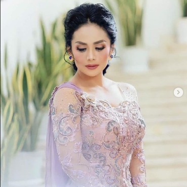 3 Fakta Kebaya 'Roro Jonggrang' Krisdayanti di Lamaran Atta & Aurel