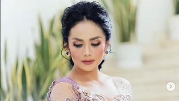 img-title 3 Fakta Kebaya 'Roro Jonggrang' Krisdayanti di Lamaran Atta & Aurel