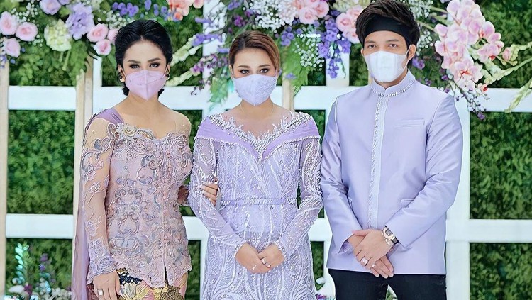 Krisdayanti di acara lamaran Aurel-Atta
