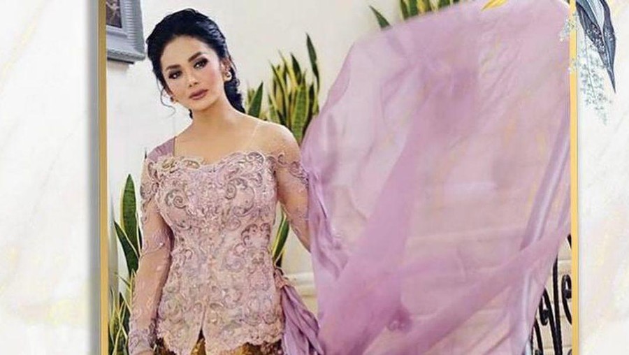 Krisdayanti dengan kebaya Anne Avantie