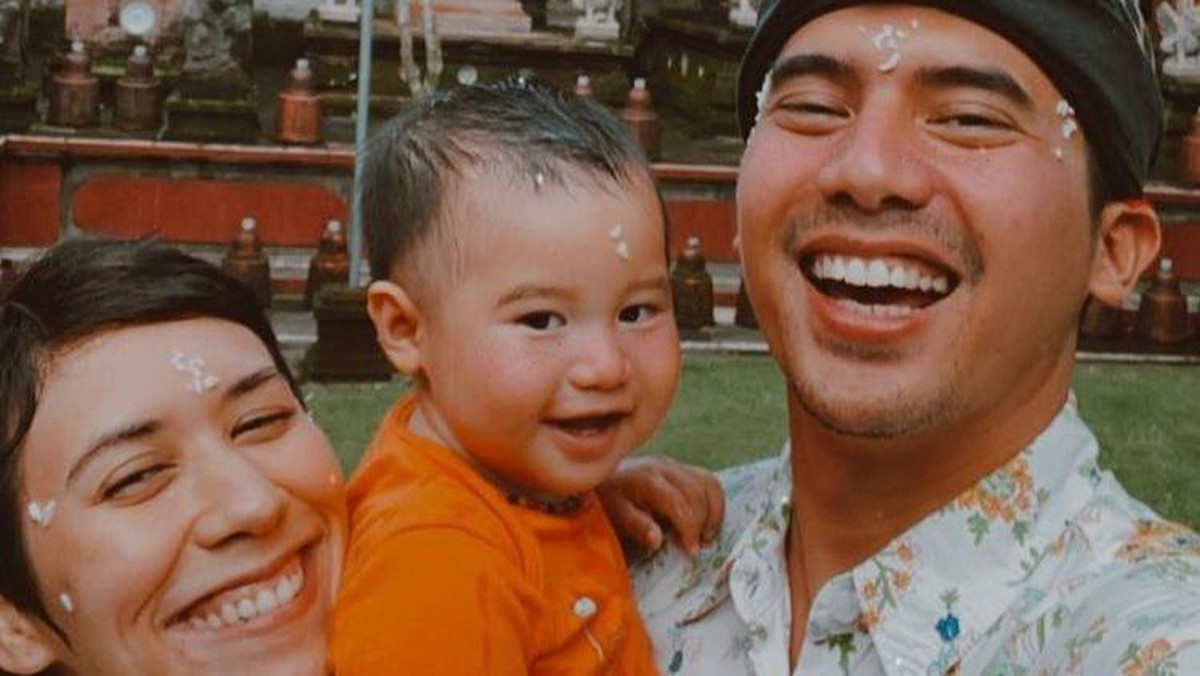 Hari Raya Nyepi adalah Hari Raya umat Hindu untuk penyucian kepada Dewa-Dewa&period; Berikut adalah kumpulan artis yang merayakan Hari Raya Nyepi