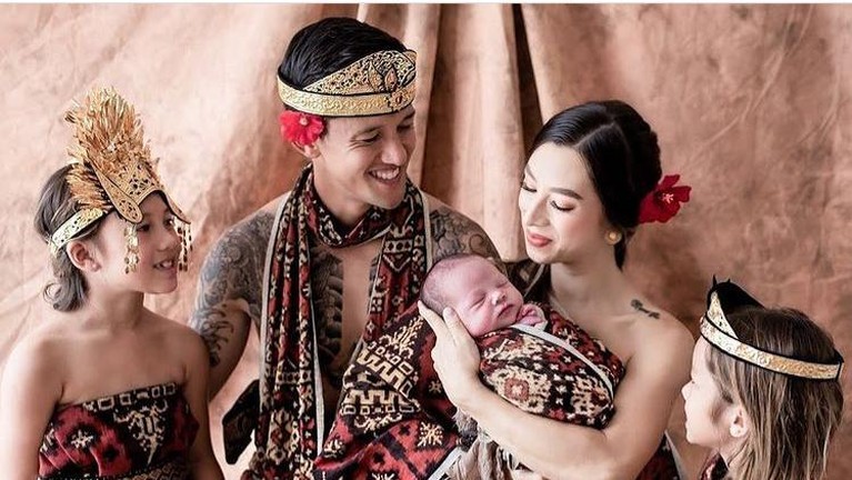 Kumpulan Artis Tanah Air yang Merayakan Hari Raya Nyepi Hari Raya Nyepi adalah Hari Raya umat Hindu untuk penyucian kepada Dewa-Dewa. Berikut adalah kumpulan artis yang merayakan Hari Raya Nyepi