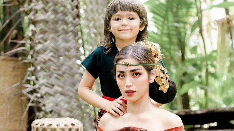 Kumpulan Artis Tanah Air yang Merayakan Hari Raya Nyepi Hari Raya Nyepi adalah Hari Raya umat Hindu untuk penyucian kepada Dewa-Dewa. Berikut adalah kumpulan artis yang merayakan Hari Raya Nyepi