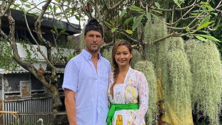 Kumpulan Artis Tanah Air yang Merayakan Hari Raya Nyepi Hari Raya Nyepi adalah Hari Raya umat Hindu untuk penyucian kepada Dewa-Dewa. Berikut adalah kumpulan artis yang merayakan Hari Raya Nyepi