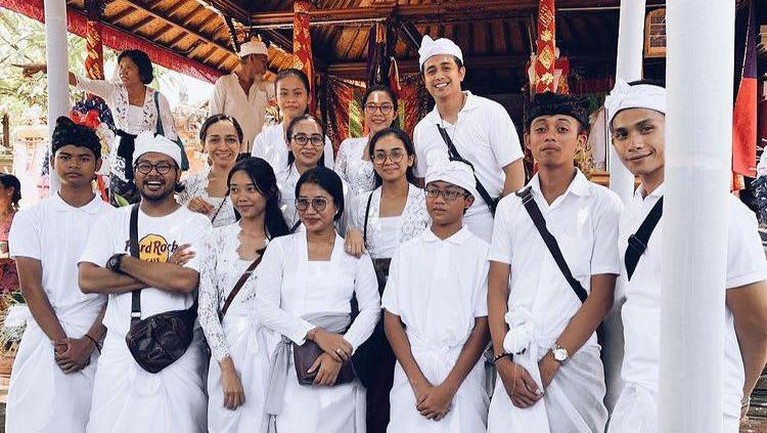 Hari Raya Nyepi adalah Hari Raya umat Hindu untuk penyucian kepada Dewa-Dewa. Berikut adalah kumpulan artis yang merayakan Hari Raya Nyepi