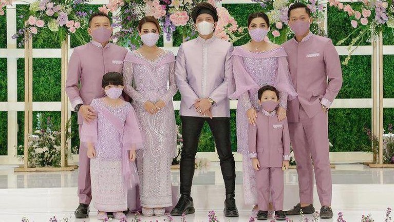 Atta dan Aurel baru saja menggelar acara lamaran pada sabtu kemarin. Berikut momen-momen manis lamaran Aurel dan Atta.