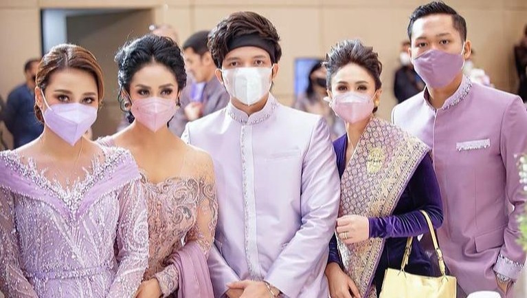 Atta dan Aurel baru saja menggelar acara lamaran pada sabtu kemarin. Berikut momen-momen manis lamaran Aurel dan Atta.