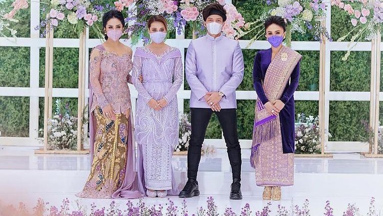 Atta dan Aurel baru saja menggelar acara lamaran pada sabtu kemarin. Berikut momen-momen manis lamaran Aurel dan Atta.
