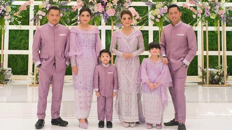 Atta dan Aurel baru saja menggelar acara lamaran pada sabtu kemarin. Berikut momen-momen manis lamaran Aurel dan Atta.