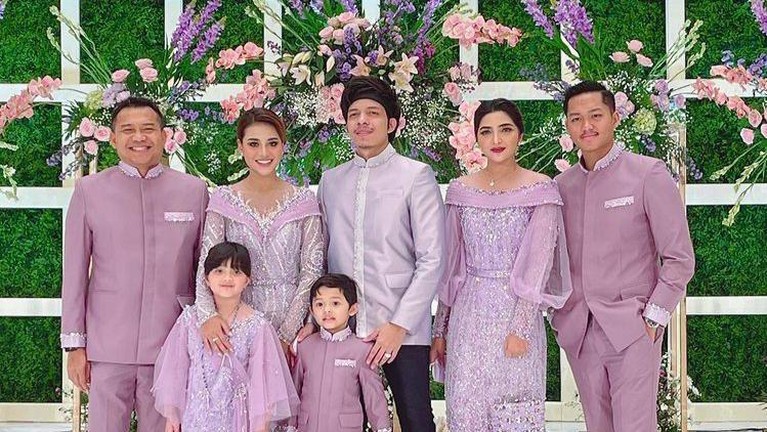 Atta dan Aurel baru saja menggelar acara lamaran pada sabtu kemarin. Berikut momen-momen manis lamaran Aurel dan Atta.