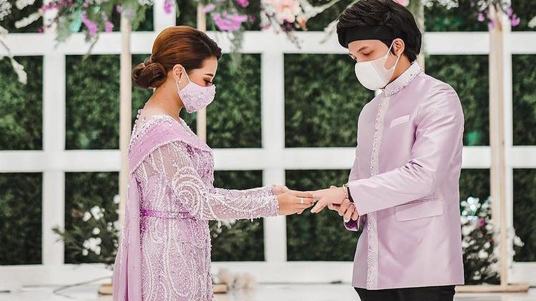 Momen Manis Lamaran Atta dan Aurel Atta dan Aurel baru saja menggelar acara lamaran pada sabtu kemarin. Berikut momen-momen manis lamaran Aurel dan Atta.