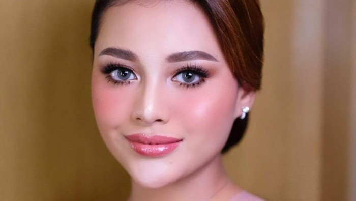 Cantiknya Aurel Hermansyah di Hari Lamaran dengan 'Makeup Jatuh Cinta'
