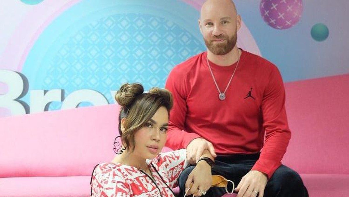 Berikut adalah potret harmonisnya keluarga Melaney Ricardo dan Tyson yang sedang diisukan retak&period;