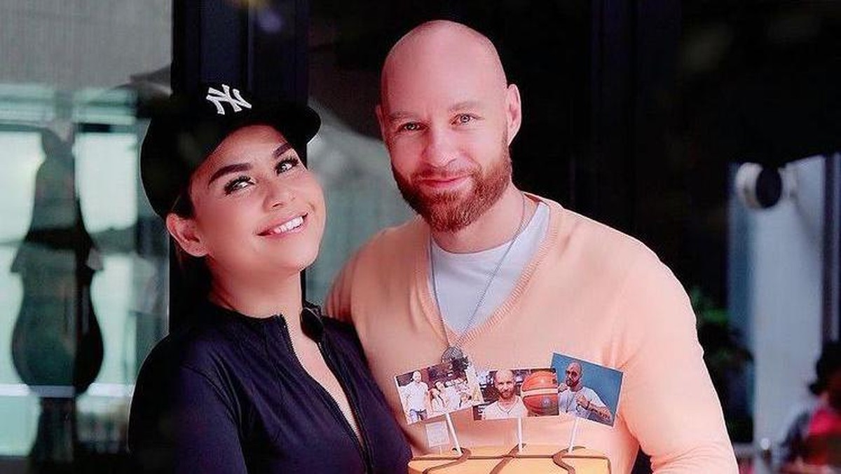 Berikut adalah potret harmonisnya keluarga Melaney Ricardo dan Tyson yang sedang diisukan retak&period;