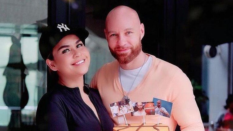 Potret Harmonisnya Keluarga Melaney yang Diisukan Retak Berikut adalah potret harmonisnya keluarga Melaney Ricardo dan Tyson yang sedang diisukan retak.