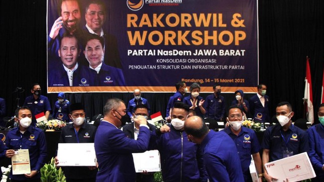 Ramzi Geys Thebe memutuskan terjun ke dunia politik dan bergabung dengan partai NasDem.