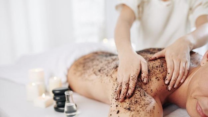 Scrub dengan Kandungan Kopi yang Bikin Kulitmu Halus dan Cerah Scrub dengan Kandungan Kopi yang Bikin Kulitmu Halus dan Cerah