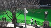 FOTO: Sungai di Chicago Jadi Hijau Jelang Hari St. Patrick Sungai Chicago berwarna hijau cerah setelah Walikota Lori Lightfoot mengurungkan pembatalan memberi warna jalur air tersebut akibat pandemi virus corona.