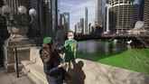 FOTO: Sungai di Chicago Jadi Hijau Jelang Hari St. Patrick Sungai Chicago berwarna hijau cerah setelah Walikota Lori Lightfoot mengurungkan pembatalan memberi warna jalur air tersebut akibat pandemi virus corona.