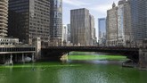 FOTO: Sungai di Chicago Jadi Hijau Jelang Hari St. Patrick Sungai Chicago berwarna hijau cerah setelah Walikota Lori Lightfoot mengurungkan pembatalan memberi warna jalur air tersebut akibat pandemi virus corona.