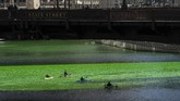 FOTO: Sungai di Chicago Jadi Hijau Jelang Hari St. Patrick Sungai Chicago berwarna hijau cerah setelah Walikota Lori Lightfoot mengurungkan pembatalan memberi warna jalur air tersebut akibat pandemi virus corona.