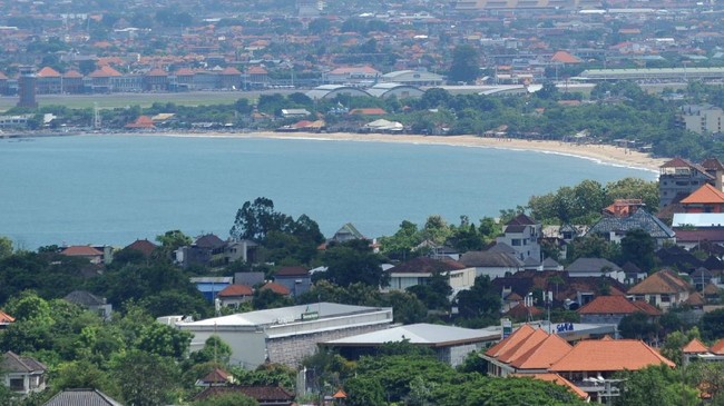 PHRI Bali meminta pemerintah mempermudah pengusaha sektor pariwisata untuk ambil kredit baru dari bank.