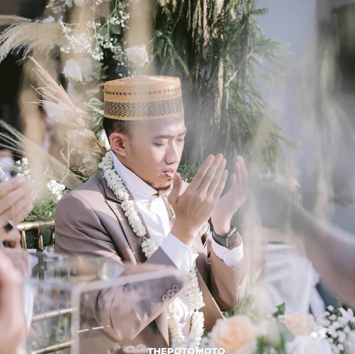 <p>Acara akad nikah ustaz Syam ini sempat disiarkan langsung melalui YouTube. (Foto: Instagram @thepotomoto)</p>