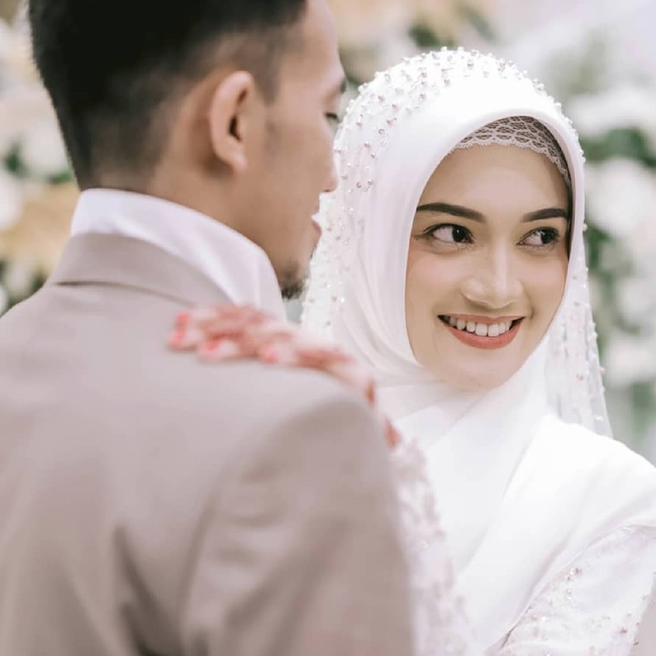 <p>Sosok istri ustaz Syam yang cantik. Jihan selama ini dikenal kerap tampil dengan hijab syar'i, Bunda. (Foto: Instagram @thepotomoto)</p>