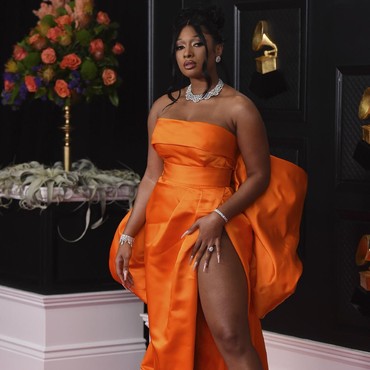 5 Gaya Busana Terburuk di Grammy Awards 2021