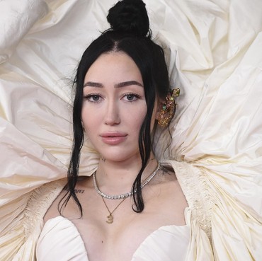 Pesan yang Disampaikan Noah Cyrus di 'Every Beginning Ends'