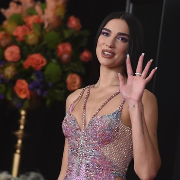 Pajang Foto Jepretan Paparazzi, Dua Lipa Dituntut Ganti Rugi