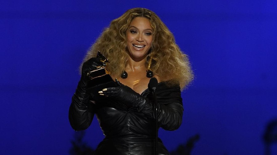 Beyonce accepts the award for best R&B performance for 