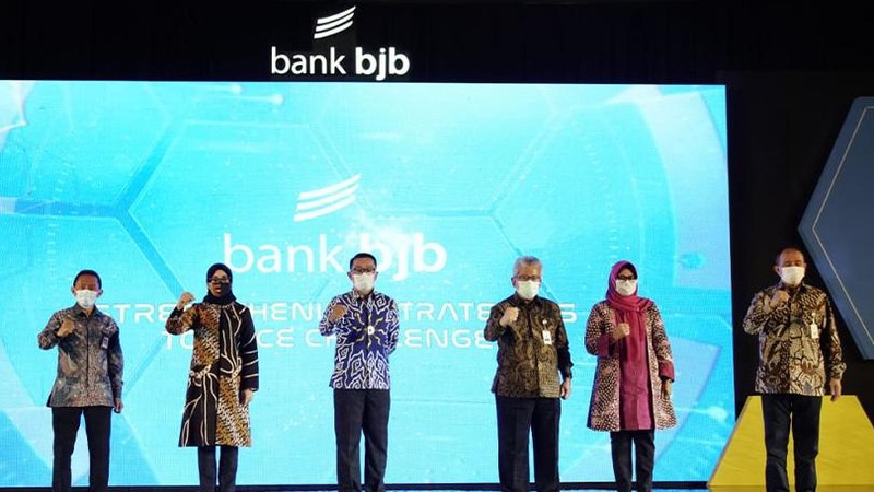 Gubernur Jawa Barat, Ridwan Kamil menyemangati bank bjb untuk terus menjadi motor penggerak ekonomi.