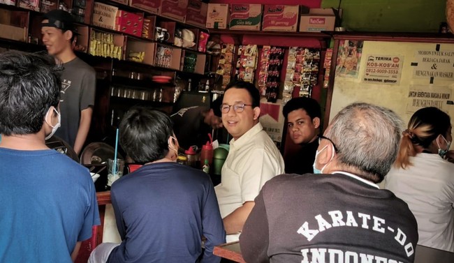 Pengamat komunikasi politik Unpad Kunto Adi Wibowo menilai kemunculan Anies Baswedan melalui Youtube merupakan upaya untuk menjaga popularitas.