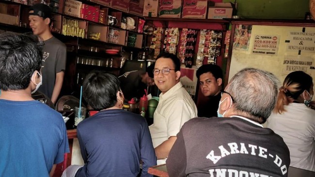 Sejumlah netizen bereaksi pro kontra saat Anies Baswedan berkunjung ke sebuah warkop dan dianggap warga mirip Gubernur DKI.