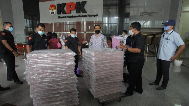 Pelbagai fakta baru terungkap dalam sidang dugaan korupsi kasus ekspor benih lobster (benur), mulai soal barang-barang mewah hingga peraturan menteri.