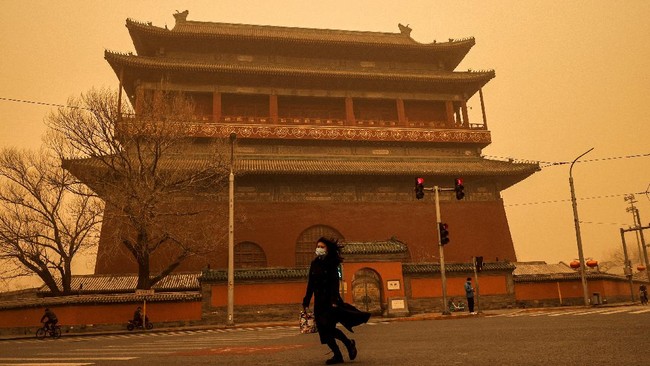 Langit di ibu kota Beijing, China berubah kuning hingga diibaratkan seperti dalam film 'Interstellar' akibat badai pasir terparah dalam satu dekade terakhir.