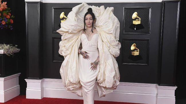 Noah Cyrus tampil maksimal dalam ajang Grammy Awards 2021 dengan gaun koleksi Schiaparelli. Tapi, netizen menyamakannya dengan tisu toilet dan seprai.