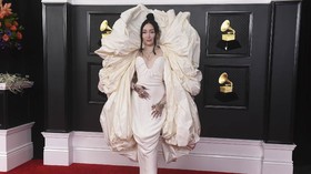 Gaun Noah Cyrus di Grammy Award Dianggap Mirip Tisu Toilet