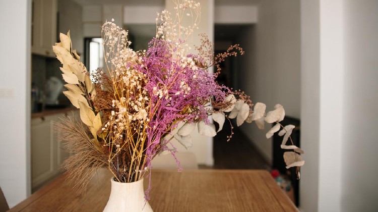 Dried flowers arrangement in a vase inside a house