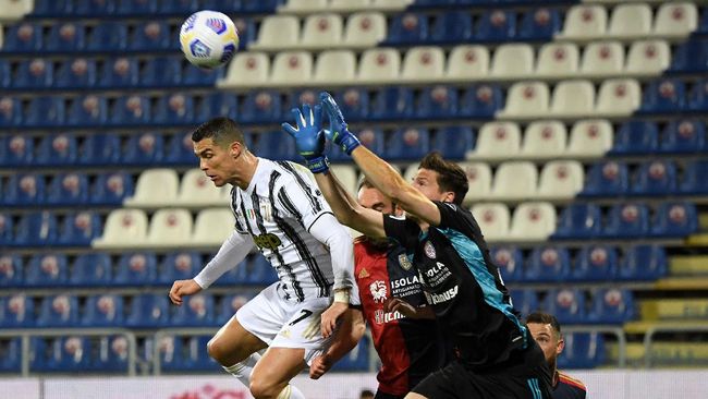 Penyerang Juventus, Cristiano Ronaldo beruntung tak diusir wasit sebelum mencetak hattrick ke gawang Cagliari di Liga Italia.