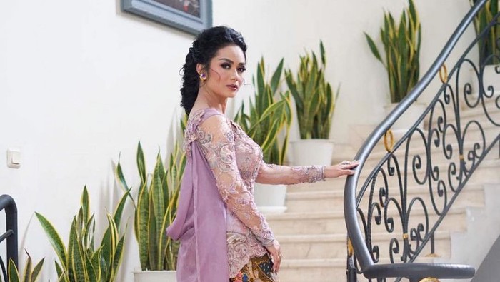 Cerita di Balik Kebaya yang Dikenakan Krisdayanti Saat Acara Lamaran Aurel-Atta Cerita di Balik Kebaya yang Dikenakan Krisdayanti Saat Acara Lamaran Aurel-Atta