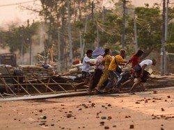 Pabrik-pabrik China di Myanmar Dijarah dan Dibakar, Pekerja Luka-luka