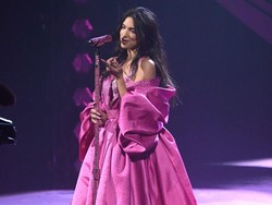 Dua Lipa Seksi, Taylor Swift Tampil Anggun di Panggung Grammy