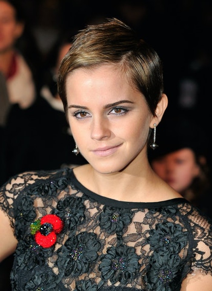 Bukan pertama kalinya muncul dengan gaya rambut pendek, pemeran Hermione Granger ini pernah tampil berani dengan gaya rambut pixie cut. Gaya rambut ini memberinya kesan boyish namun tidak menghilangkan sisi femininnya/foto: bustle.com