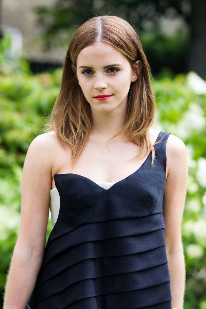 Emma Watson juga pernah tampil dengan gaya rambut sederhana di tahun 2014. Meskipun hanya membiarkan rambut sebahunya terurai dengan belah tengah, gaya rambut ini mampu memberi kesan feminin dan lembut pada penampilan Emma Watson/foto: marieclaire.co.uk